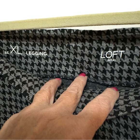LOFT - Black / Gray houndstooth print knit legging, Size XL - Picture 3 of 4